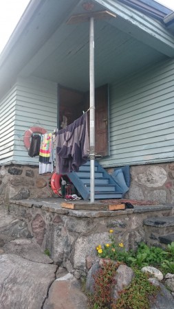 Pelare borta och ersatt av stämp i väntan på ny stolpe/beslut